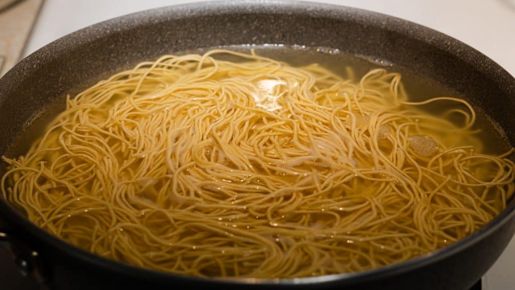 Boiling Cantonese chow mein noodles