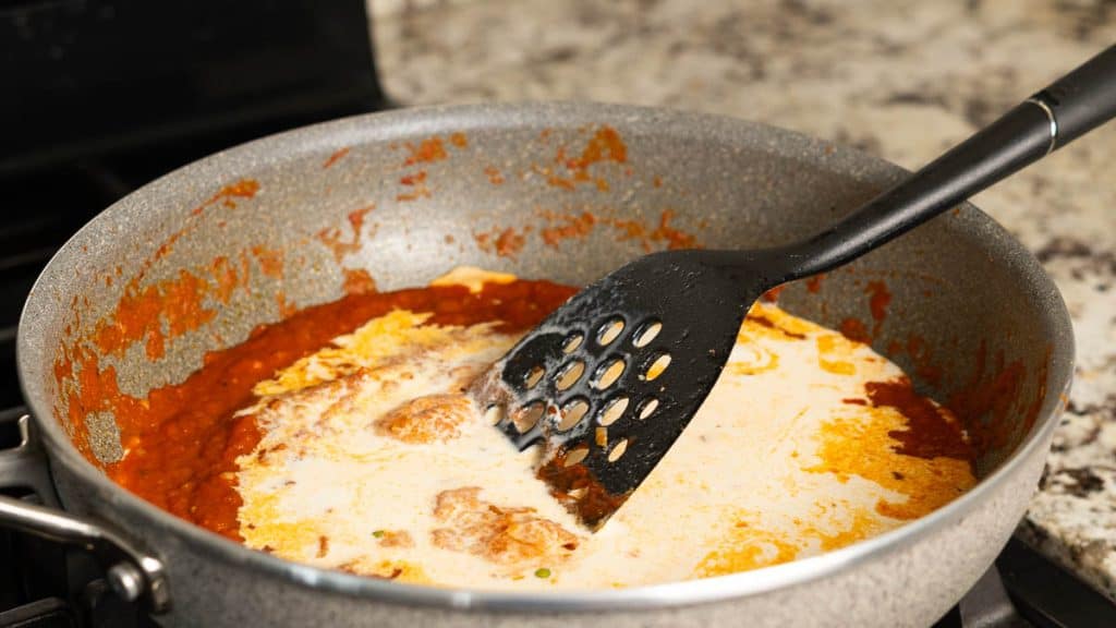 Adding heavy cream in tomato sauce