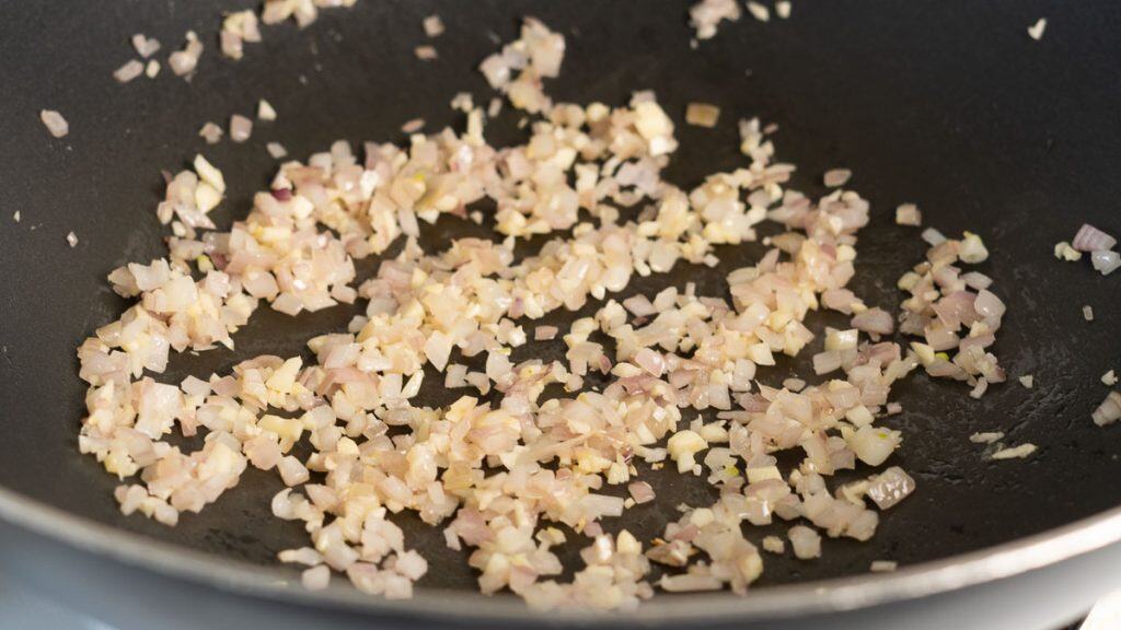 Fried minced shallots and garlic in a pan