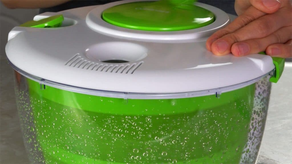 Salad spinner rotating