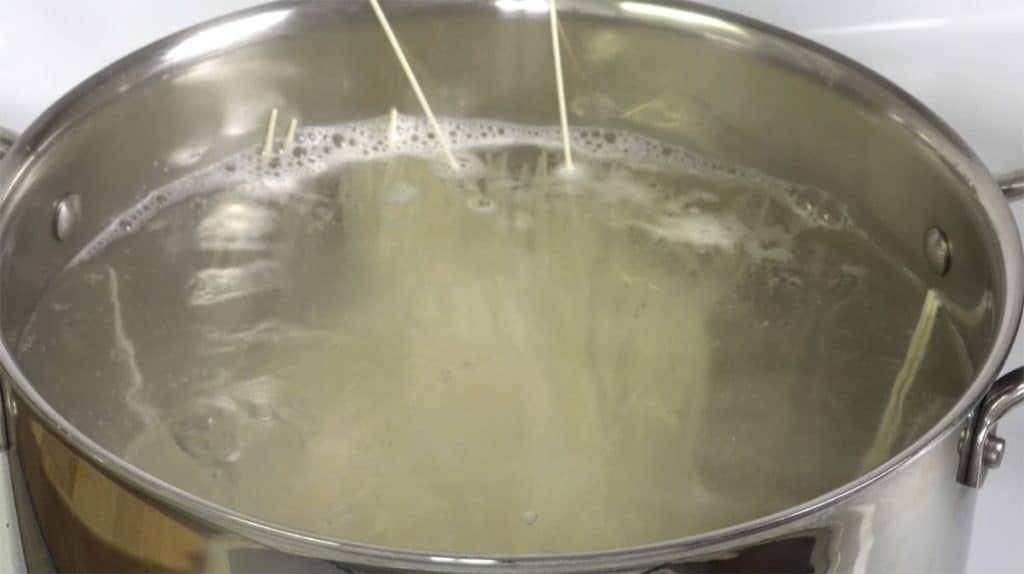 Boiling dan dan noodles in a large pot of water